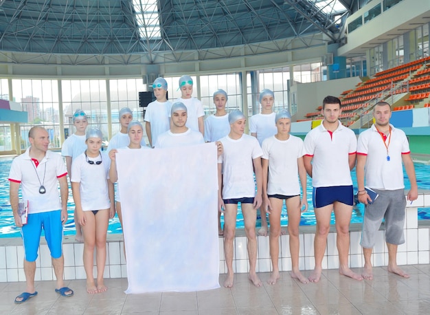 Kindergruppe am Schwimmbad mit leerer weißer Flagge