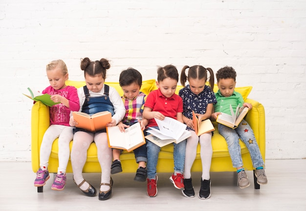 Foto kindergruppe, die bücher liest