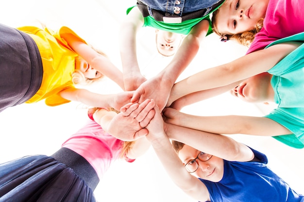 Kinderhände im Innenstudio, Nahaufnahme, Hände, die als Team zusammenhalten