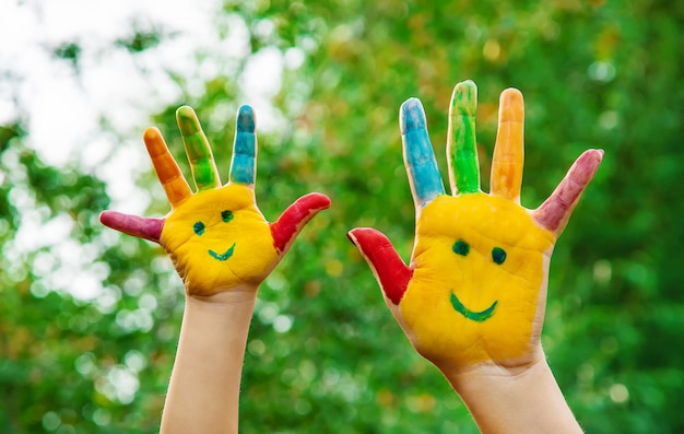 Kinderhände in farben. sommerfoto selektiver fokus