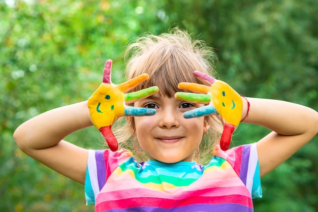 Kinderhände mit Lächeln malt Selektiver Fokus Menschen