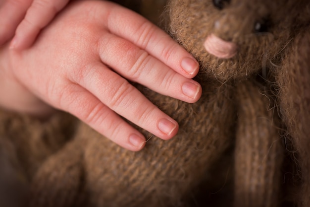 Kinderhand, Finger hautnah. Neugeborene Babyhände, glückliches Kindheitskonzept, Gesundheitswesen, IVF, Hygiene. Foto in hoher Qualität