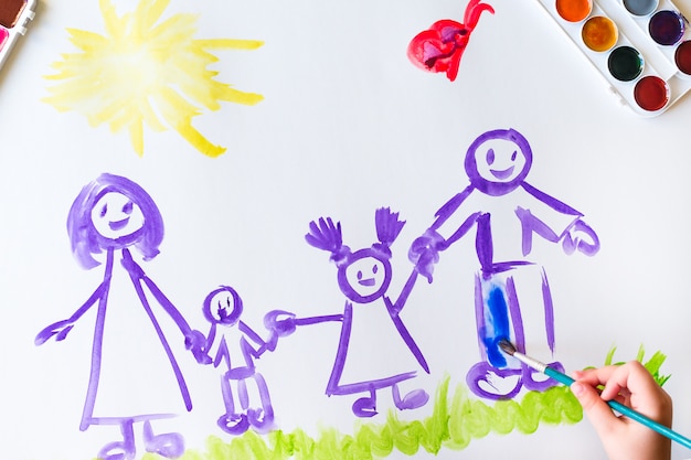 Kinderhand malt Skizze der Familie