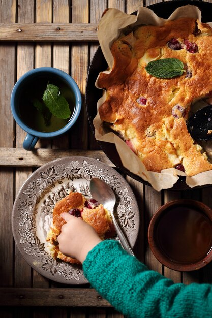 Kinderhand nimmt das Stück Apfelkuchen