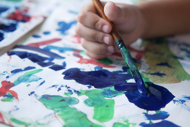 Kinderhandzeichnung mit Kunstpinsel auf Papier