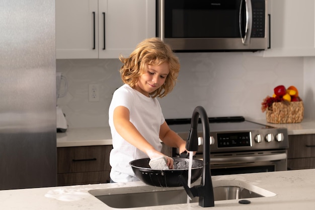 Kinderhaushälterin, die das Geschirr mit Seifenwasser wäscht