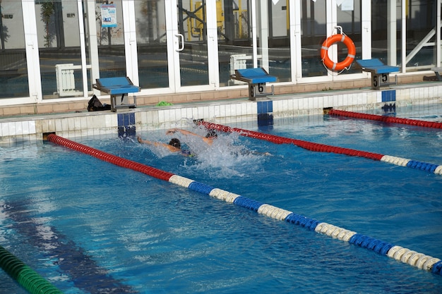 Kinderhitze auf einem Weg im Schwimmbad