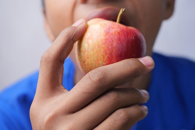 Kinderjunge, der oben Apfel isst