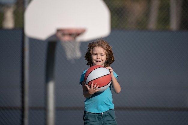 Kinderjunge, der sich auf den aktiven Kinderlebensstil des Basketballschießens vorbereitet