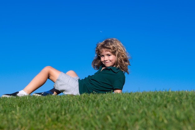 Kinderjunge entspannen sich im sonnigen Sommertag im Freien