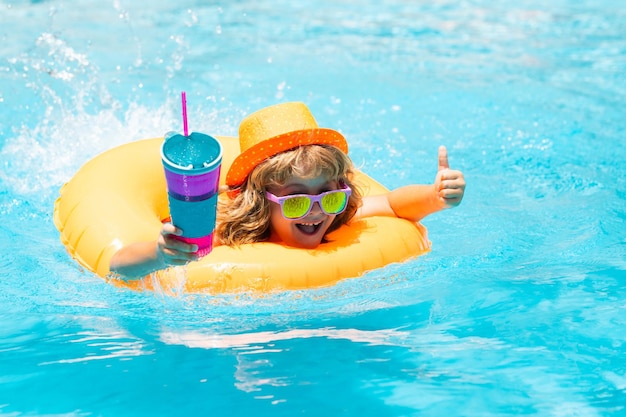Kinderjunge planschen im Schwimmbad Schwimmen Sie Wassersportaktivitäten im Sommerurlaub mit Kindern