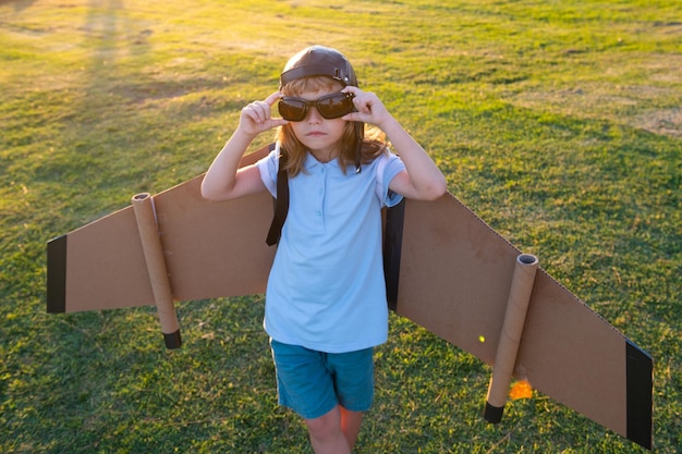 Kinderjungenphantasie träumen davon, Pilot zu sein Kreativ- und Innovationskonzept Erfolgskinder und Führungskonzept