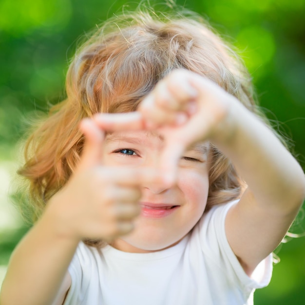 Kinderkameramann draußen im Frühlingspark