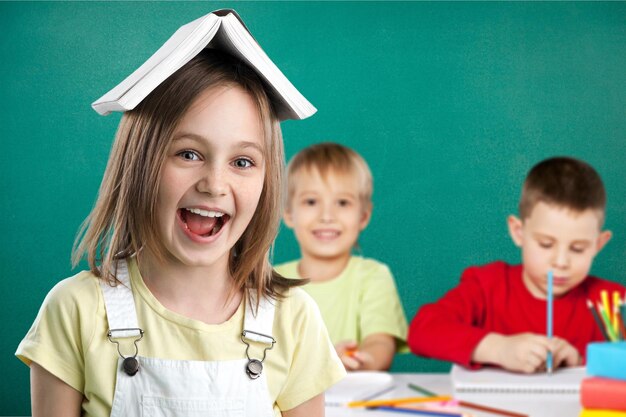 Kinderkind glücklich, Nahaufnahme lustige Schule zu studieren
