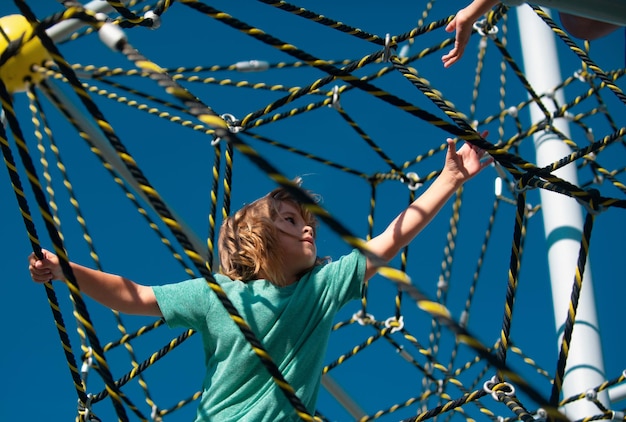 Kinderklettern im Netz Kindersport