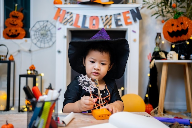 Kinderkostüm für das Halloween-Festival zu Hause. Familienfeier und geschmückter Raum im Herbst.