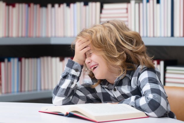 Kinderlesebuch in einem Buchladen oder einer Bibliothek