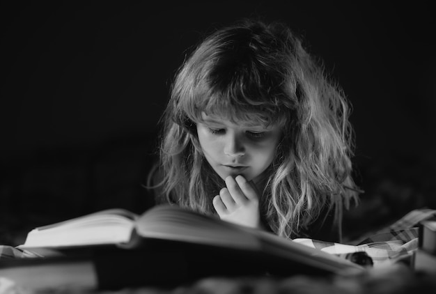 Kinderlesebuch kleiner Junge las Bücher im Wohnzimmer und sah sich Bilder im Geschichtenbuchkind an, das ho macht