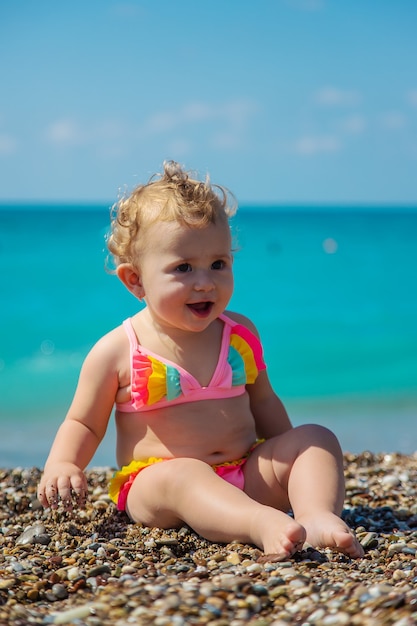 Kindermädchen am Meer. Selektiver Fokus.