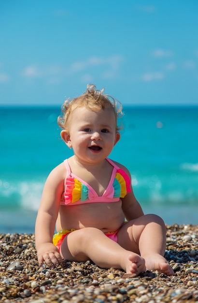 Kindermädchen am Meer. Selektiver Fokus.