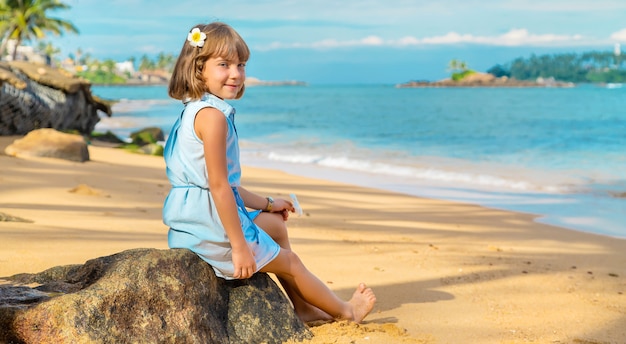 Kindermädchen am Strand in Sri Lanka