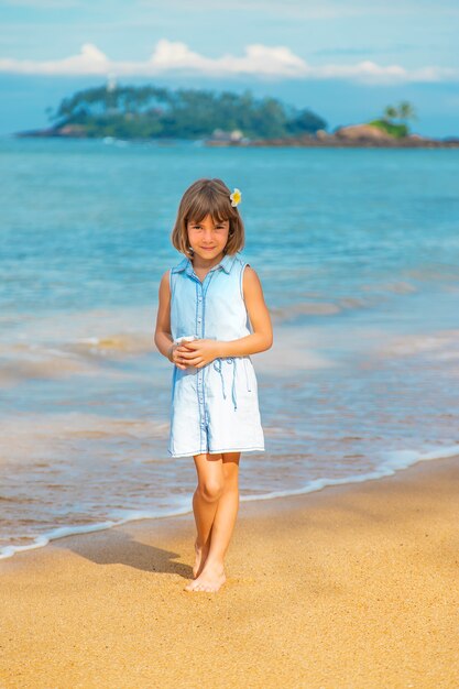 Kindermädchen auf dem Strand in Sri Lanka.