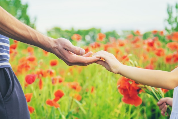 Kindermädchen auf einem Gebiet mit Mohnblumen. selektiver Fokus.