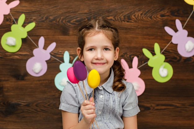 Kindermädchen, das bemalte Eier hält