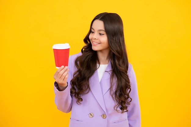 Kindermädchen, das Kaffeetasse hält Kaffeepause und Pause Teenager halten Plastikbecher zum Mitnehmen, trinken Kakao, Kaffee oder Teegetränk Glückliches Gesicht, positive und lächelnde Emotionen von Teenager-Mädchen