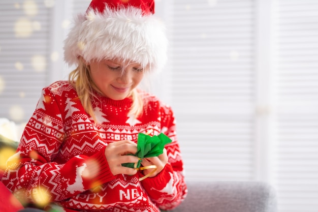 Kindermädchen, das kleine Geschenküberraschungen öffnet Adventskalender Frohes Warten auf Weihnachten und Neujahr