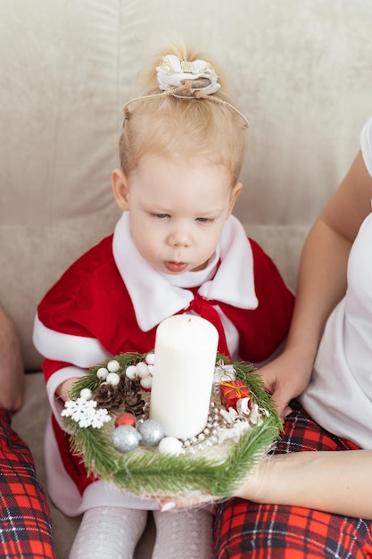 Kindermädchen im Weihnachtskleid mit Cochlea-Implantaten, die sich zu Hause amüsieren, Vielfalt und Hören