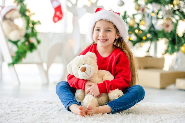 Kindermädchen in der Weihnachtszeit