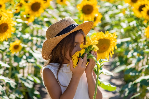 Kindermädchen in einem Sonnenblumenfeld. Selektiver Fokus.