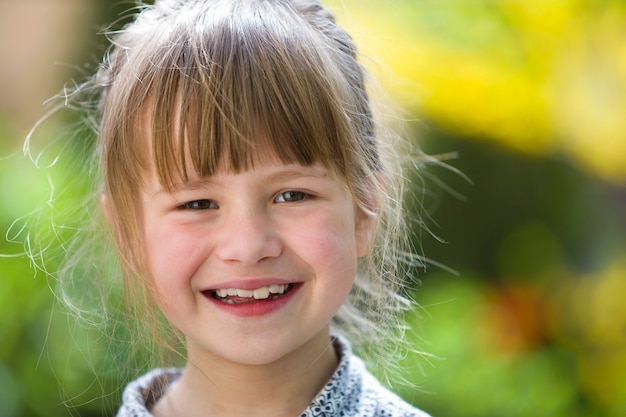 Kindermädchen mit grauen Augen draußen lächelnd in camera