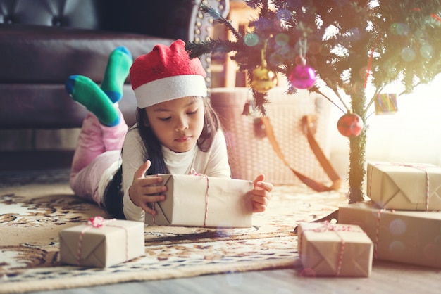 Kindermädchen mit packen Geschenkbox am chistmas Tag aus