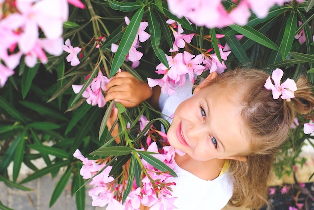 Kindermädchen mit rosa Blumensommernatur