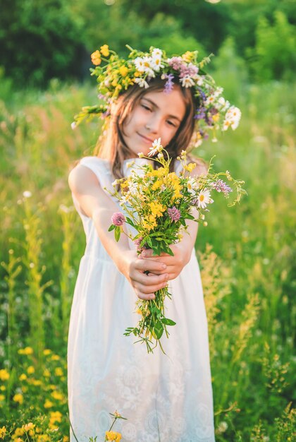 Kindermädchen mit Wildblumen im Sommer Selektiver Fokus