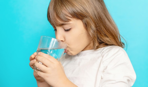 Kindermädchen trinkt Wasser aus einem Glas Selektiver Fokus