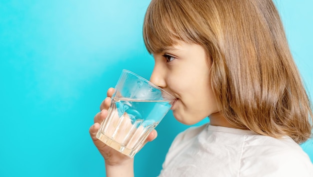 Kindermädchen trinkt Wasser aus einem Glas Selektiver Fokus