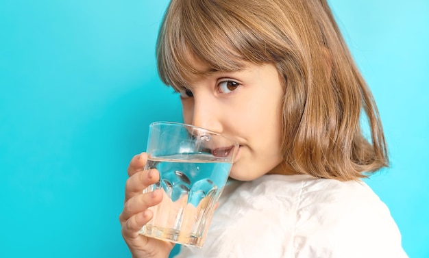 Kindermädchen trinkt Wasser aus einem Glas Selektiver Fokus