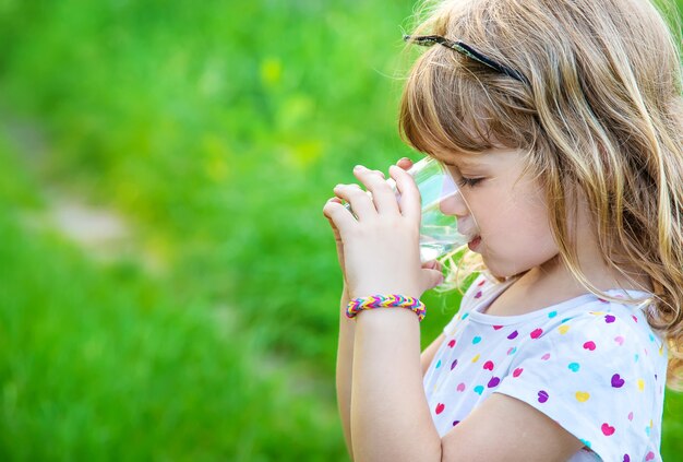 Kindermädchen trinkt Wasser aus einem Glas.