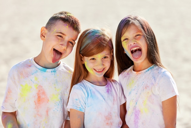 Kindermädchen und -junge feiern indisches Holi-Fest