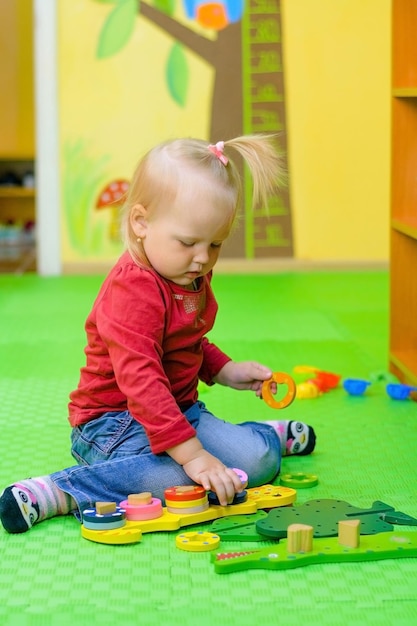 Kindermädchenanfänger, die zu Entwicklungskursen gehen. Bunte Klassen. Pädagogische Berufsschule