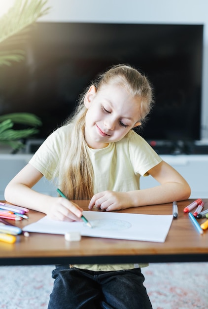 Kindermädchenzeichnung mit bunten Bleistiften