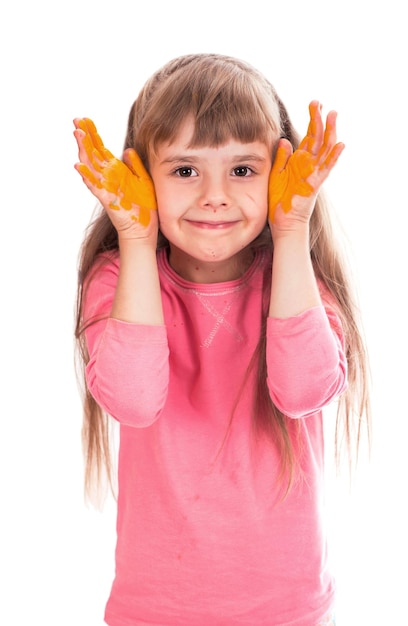 Kindermalerei Kleines Mädchen zeichnet die SonneDas Mädchen malte die Sonne auf ihre Handflächen Kunst und Kunsthandwerk für Kinder Malen Sie auf Kinderhänden Isoliert auf weißem Hintergrund