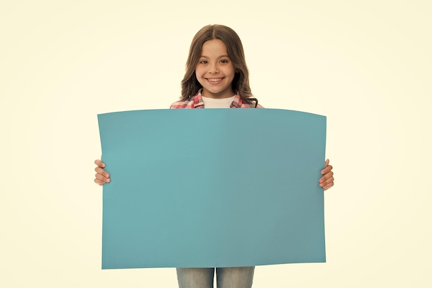 Kindermarkt Werbung Mädchen Kind hält blaue leere Oberfläche Kopie Raum Werbekonzept Kind niedliches Mädchen, das glücklich aussieht, während es blaues Papier trägt Kind fröhliches Gesicht aufrichtige Empfehlung