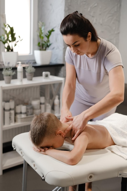 Kindermassage in der Klinik Junge mit Physiotherapie