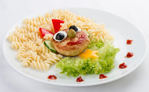 Kindermenü Hähnchenschnitzel mit Nudeln und Salat auf weißem Grund