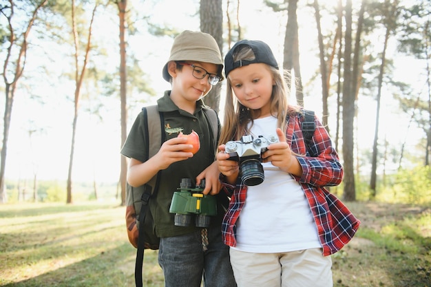 Kinderpfadfinder im Wald