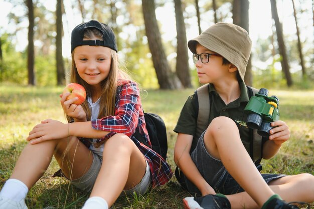 Kinderpfadfinder im Wald